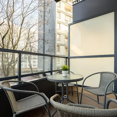 Srodmiescie Muranow With Parking By Renters Warschau