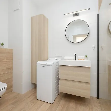 Srodmiescie Muranow With Parking By Renters *