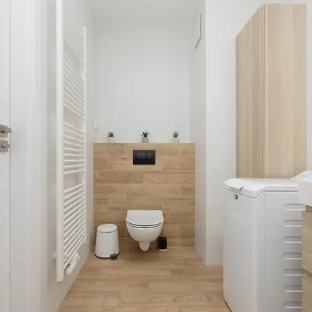 Srodmiescie Muranow With Parking By Renters Daire